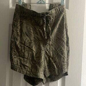 Gap size XXL leaf green twill shorts